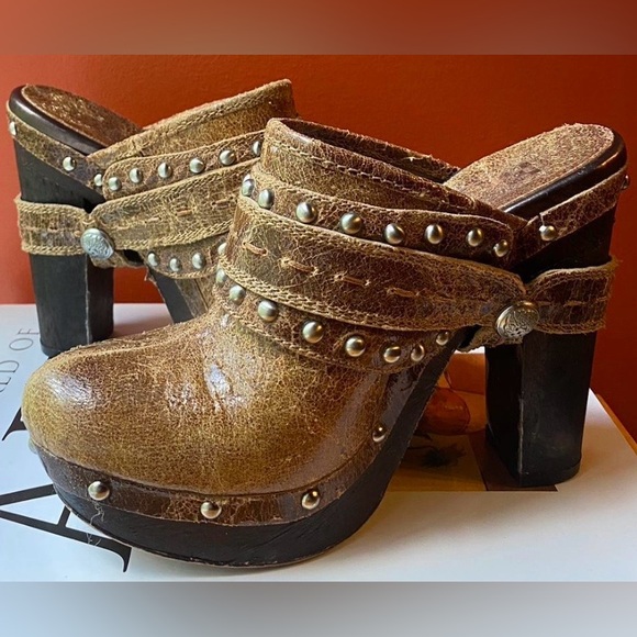 Vince Camuto Shoes - Vince Camuto Brown Leather Studded Mules Size 6 Chunky Heel Slip On EUC
